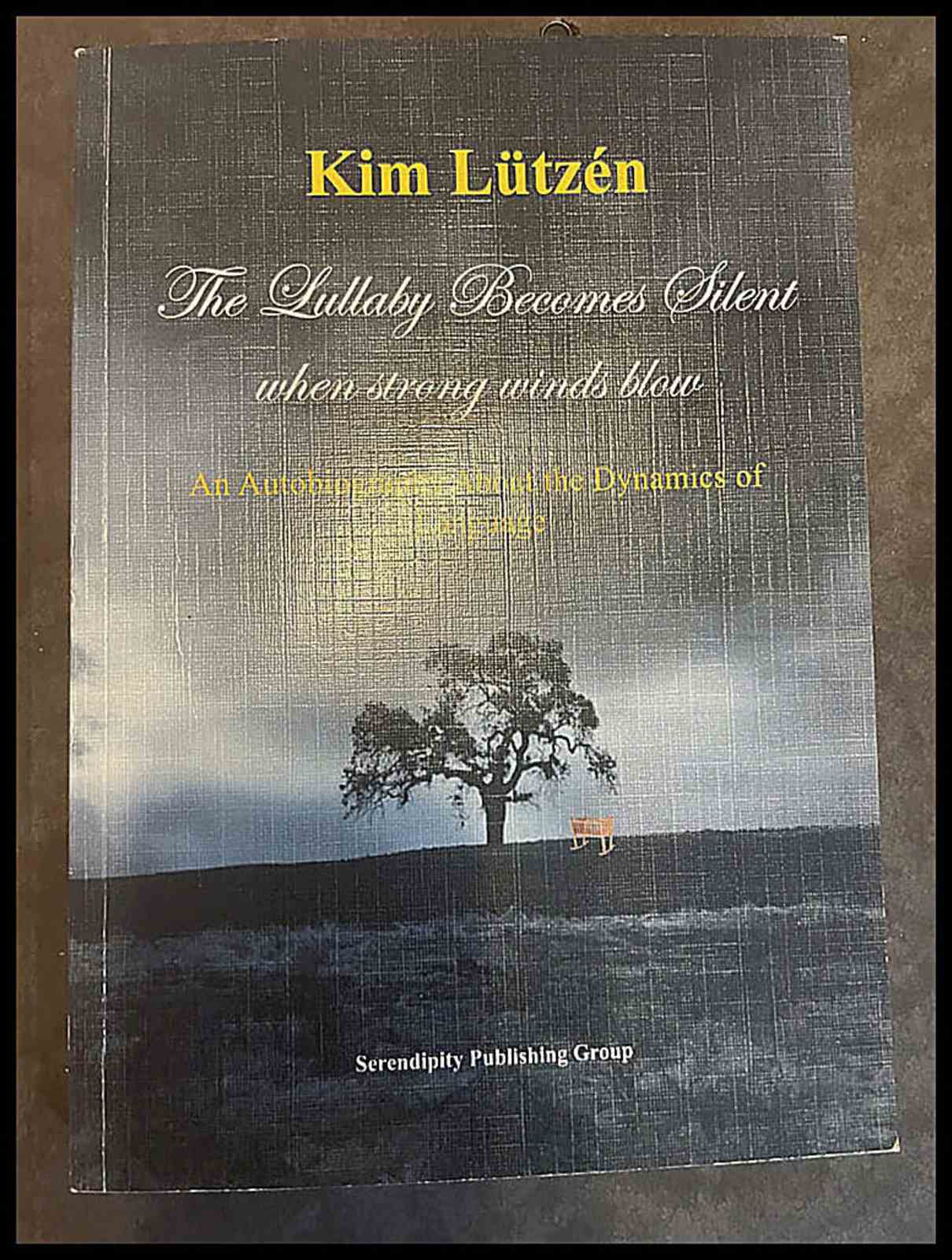 Lützén, Kim | The lullaby becomes silent when strong winds blow : An autobiography about the dynamics of language