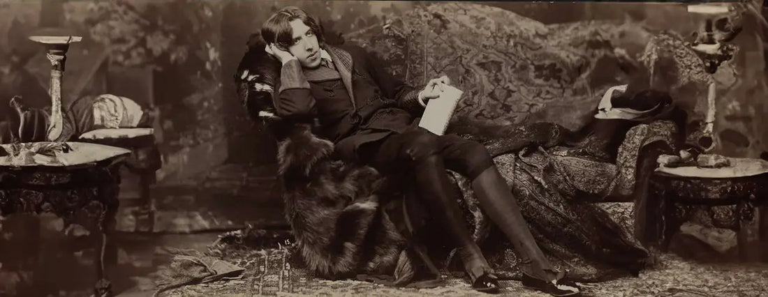 Oscar Wilde fotograferad 1882 i USA av Napoleon Sarony. Utvidgad.