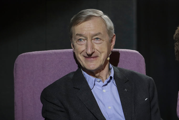 Julian Barnes på HeadRead, 2019, Tallinn, Estland. Foto: WanderingTrad (CC), anpassat format.