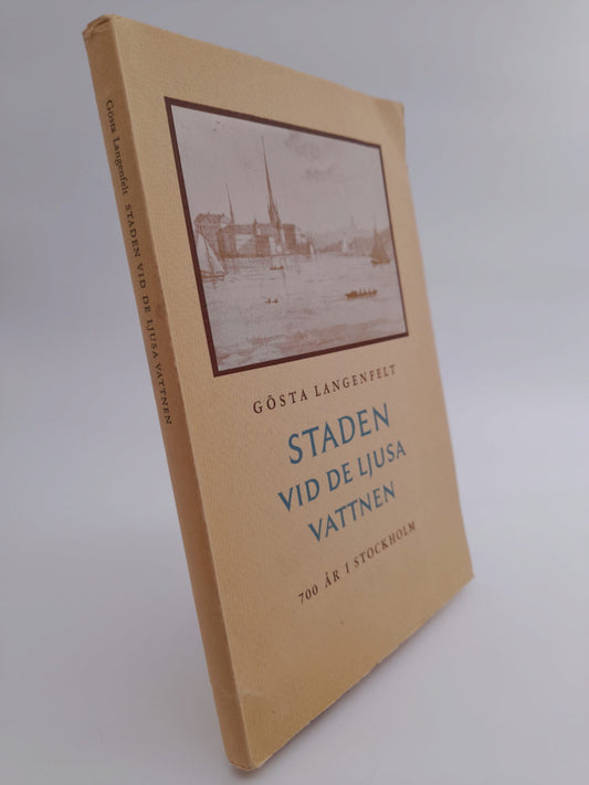 Langenfelt, Gösta | Staden vid de ljusa vattnen : 700 år i Stockholm