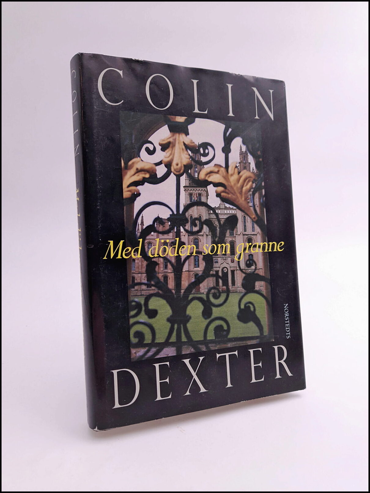 Dexter, Colin | Med döden som granne