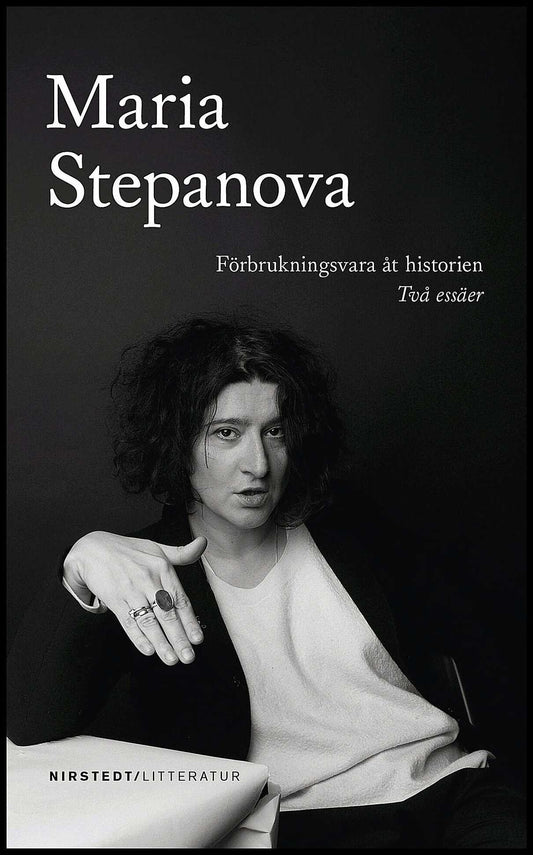 Stepanova, Maria | Förbrukningsvara åt historien : Två essäer
