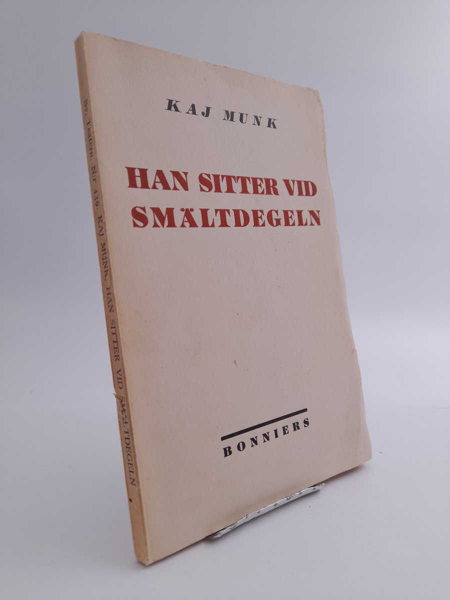 Munk, Kaj | Han sitter vid smältdegeln : Pjäs i fem bilder