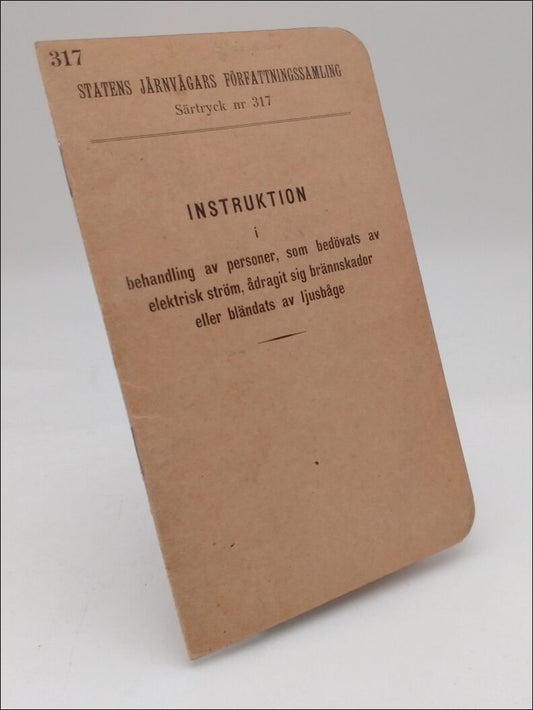 Statens Järnvägars Författningssamling | Instruktion : i behandling av personer, som bedövats av elektrisk ström, ådragi...