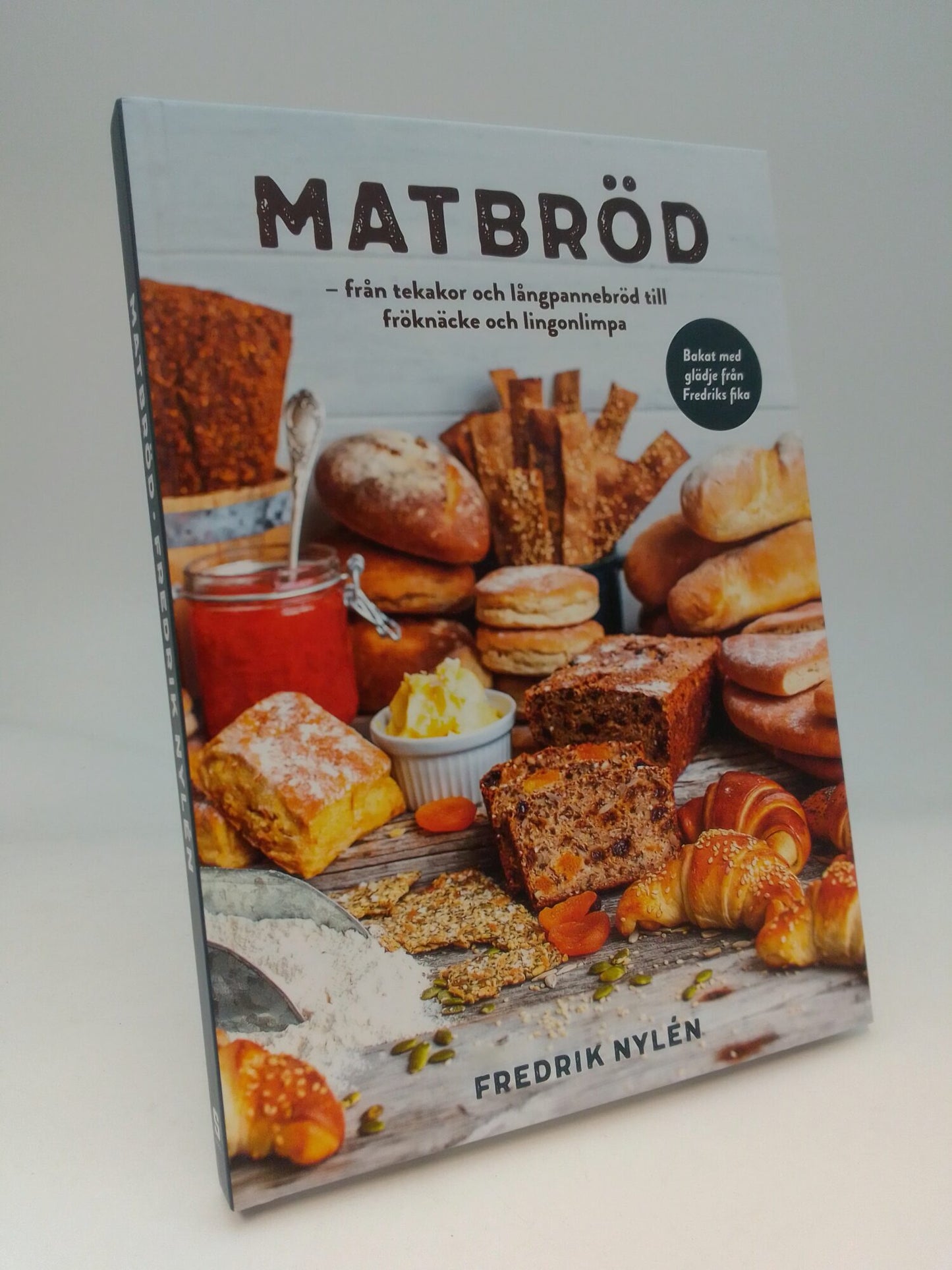 Nylén, Fredrik | Matbröd : Från tekakor och långpannebröd till fröknäcke och lingonlimpa