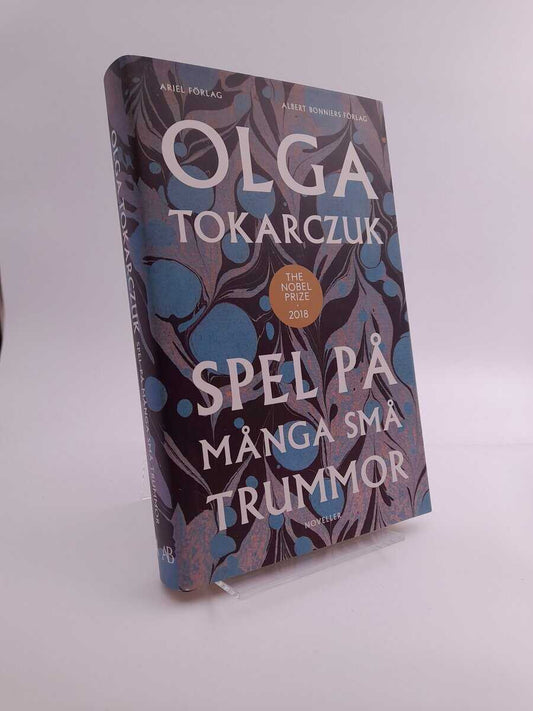Tokarczuk, Olga | Spel på många små trummor