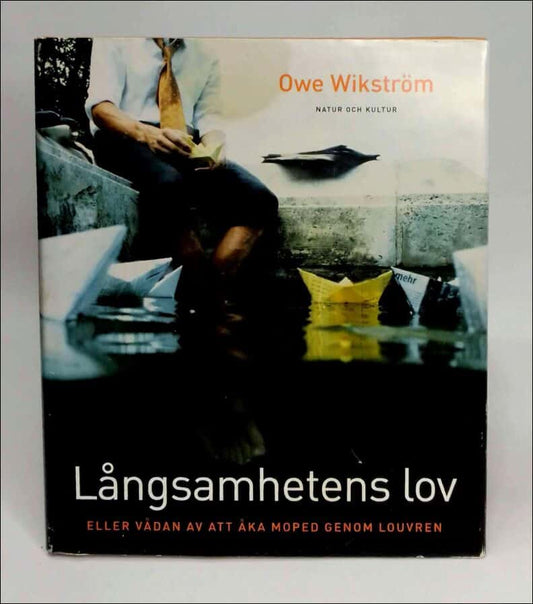 Wikström, Owe | Långsamhetens lov : Eller vådan av att åka moped genom Louvren