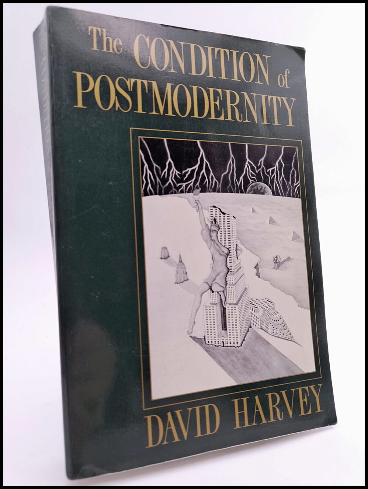 Harvey, David | The condition of postmodernity : An enquiry into the origins of cultural change