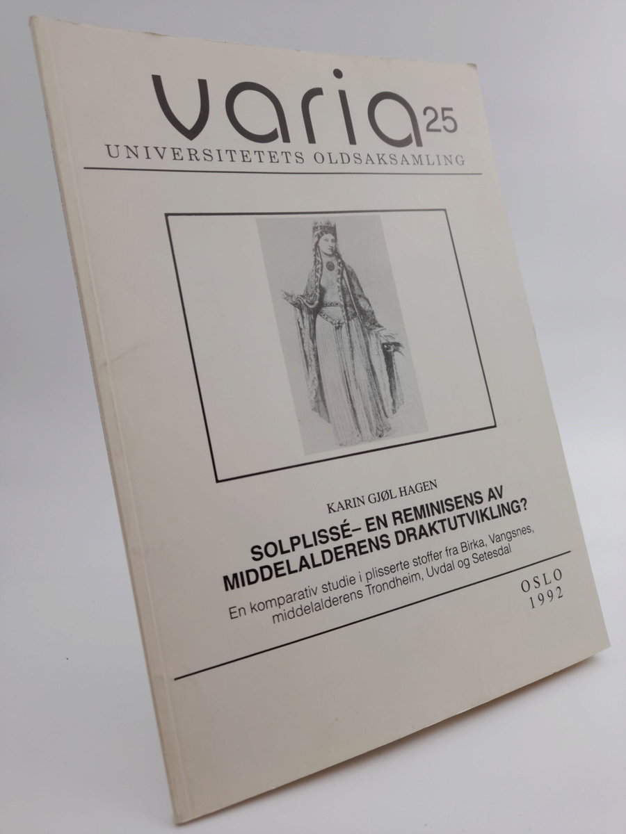 Hagen, Karin Gjøl | Solplissé : En komparativ studie i plisserte stoffer fra Birka, Vangsnes, middelalderens Trondheim, ...